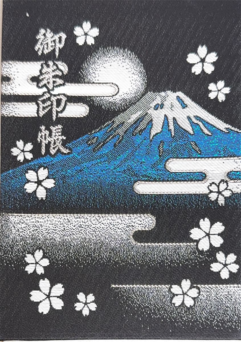 Ein dunkler Goshuincho-Einband mit dem Fuji und Kirschblüten