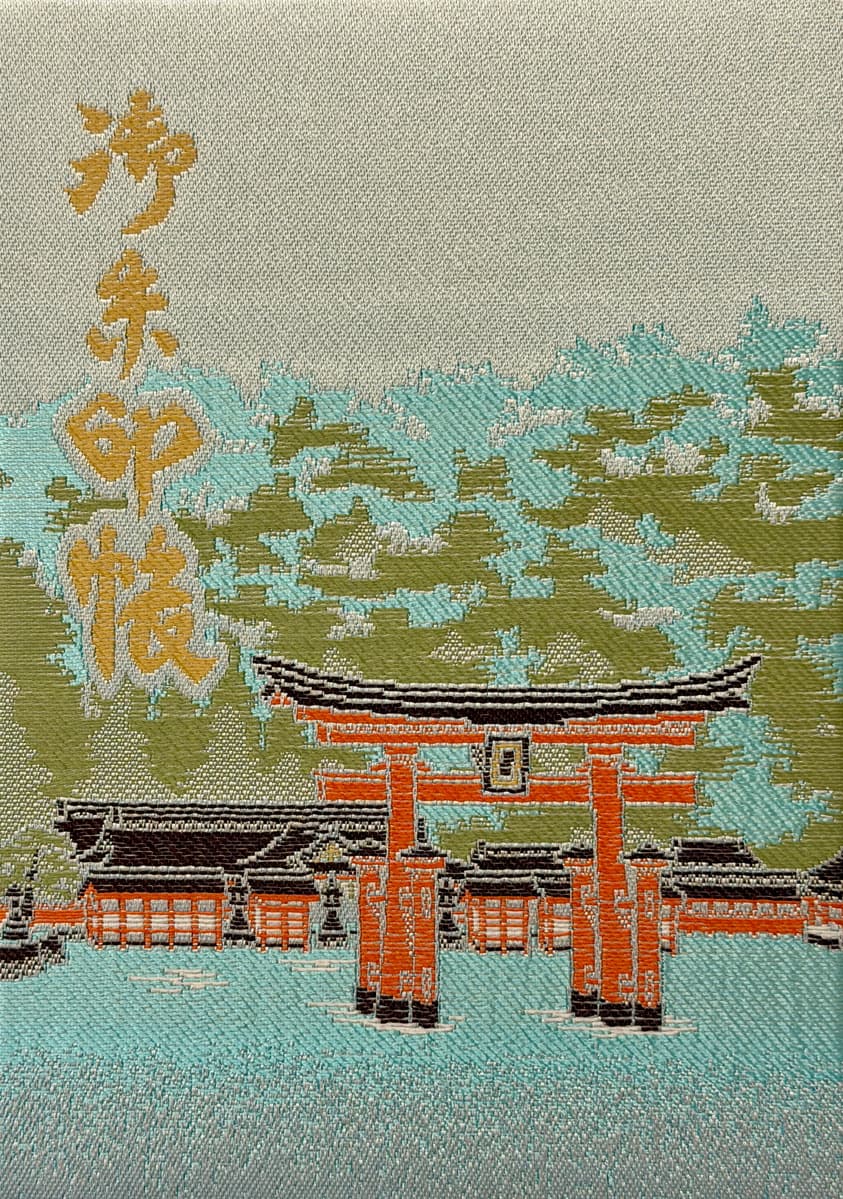Ein hellgrüner Goshuincho-Einband mit gesticktem Torii und Gebäuden