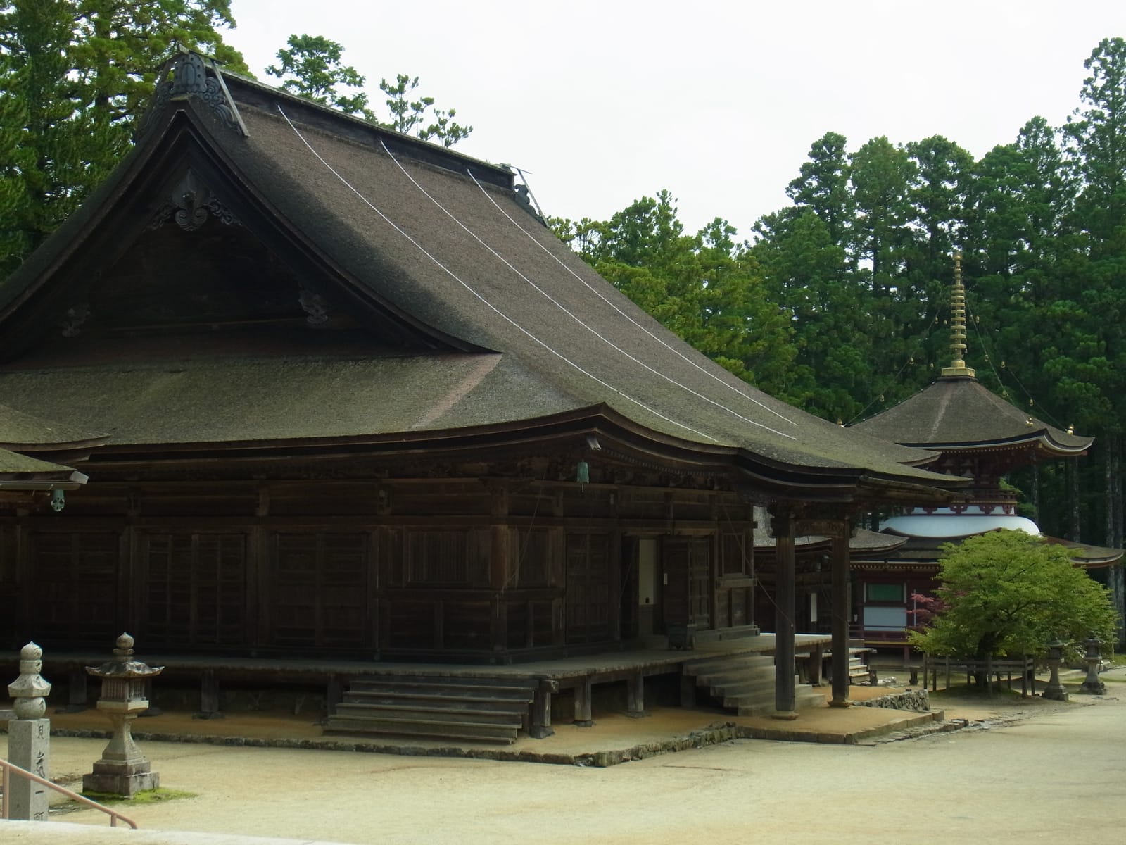 Kongobu-ji em Koyasan, onde a orientação oficial para visitantes explica a conduta em torno dos serviços e áreas sagradas